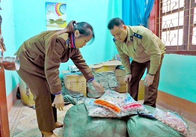 Market management staffs checking imported food (Photo: SGGP) Market management staffs checking imported food (Photo: SGGP)